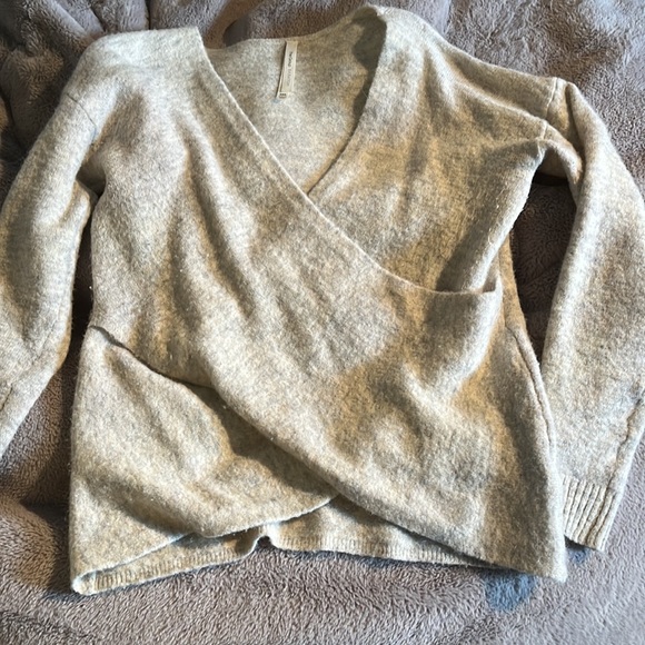 Aritzia Babaton sweater - Picture 5 of 6